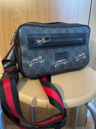 Riñonera Gucci con estampado GG y tigres