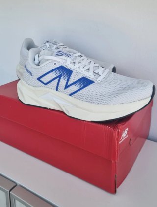 New Balance FuelCell Propel V5