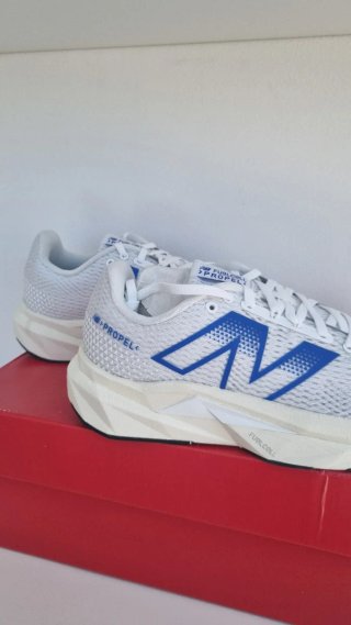 New Balance FuelCell Propel V5