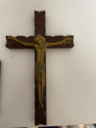 Cruz de madera con figura de bronce