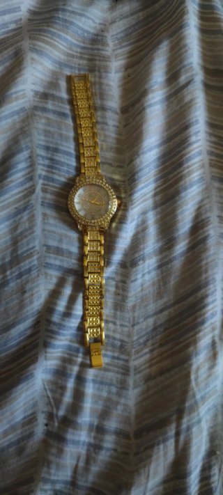 Orologio da polso dorato con strass
