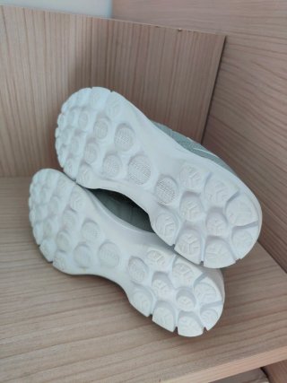 Scarpe da ginnastica grigie con dettagli arancioni