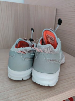 Scarpe da ginnastica grigie con dettagli arancioni