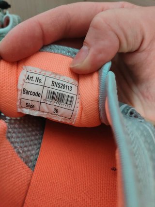 Scarpe da ginnastica grigie con dettagli arancioni