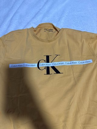 Camiseta Calvin Klein amarilla sin usar