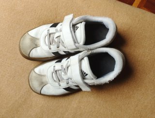 Zapatillas Adidas Blancas y Negras Velcro unisex