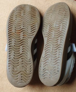 Zapatillas Adidas Blancas y Negras Velcro unisex