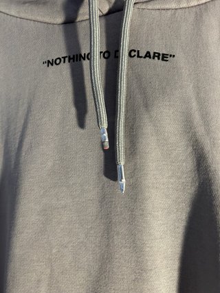 Sudadera gris con capucha