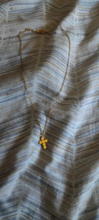 Collana con ciondolo a croce dorata