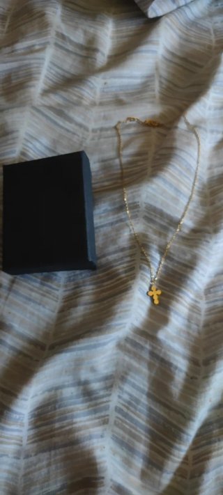 Collana con ciondolo a croce dorata