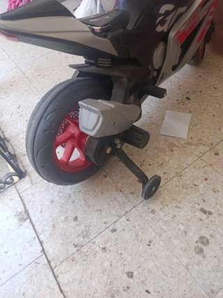 Moto eléctrica infantil gris con pegatinas