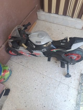 Moto eléctrica infantil gris con pegatinas