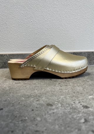 Zuecos dorados de madera y piel 37