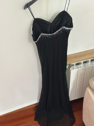 Vestido de fiesta negro con pedrería.