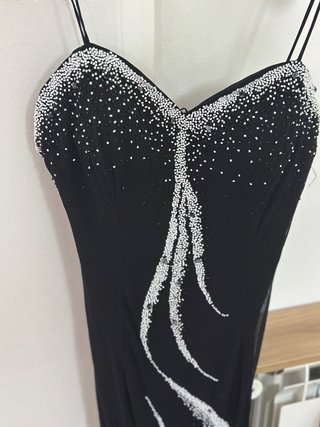 Vestido de fiesta negro con pedrería.