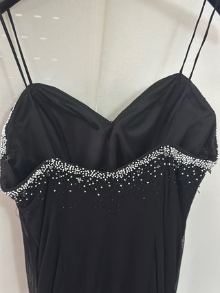 Vestido de fiesta negro con pedrería.