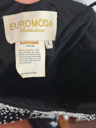 Vestido de fiesta negro con pedrería.