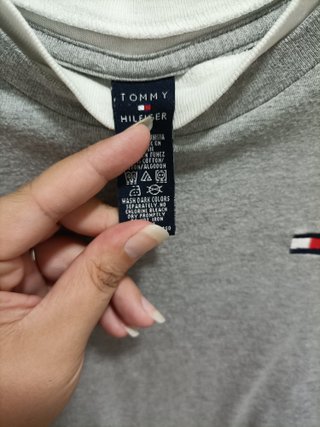 CAMISETA TOMMY HILFIGER TALLA S EN BUEN ESTADO.