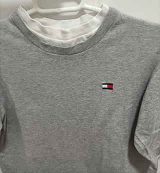 CAMISETA TOMMY HILFIGER TALLA S EN BUEN ESTADO.