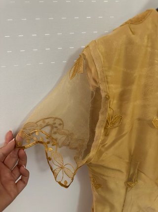 Vestido de fiesta dorado con bordado