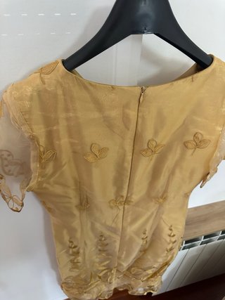 Vestido de fiesta dorado con bordado