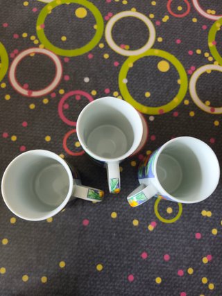3 tazas de porcelana estrechas con dibujo frutas