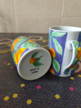 3 tazas de porcelana estrechas con dibujo frutas