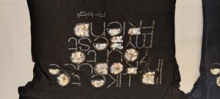T-shirt nera e t-shirt blu con paillettes