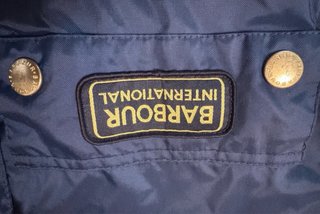 Chaqueta Barbour Azul con Detalles Dorados
