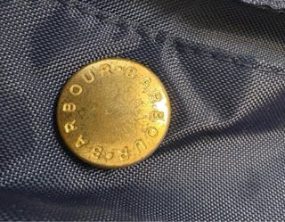 Chaqueta Barbour Azul con Detalles Dorados