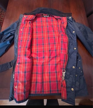 Chaqueta Barbour Azul con Detalles Dorados