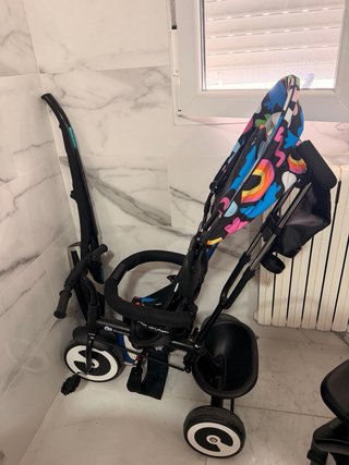 Triciclo infantil con capota colorida