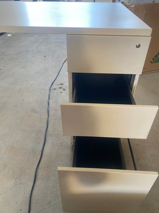 Tavolo da ufficio modulare Ofita con cassetti
