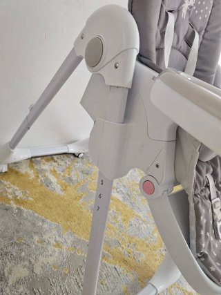 Trona de bebé gris con estampado de conejito