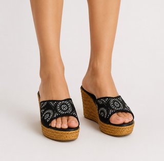 Sandalias cuña negras con pedrería