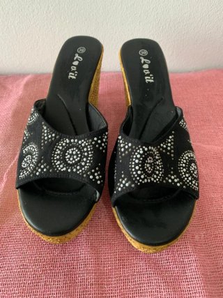 Sandalias cuña negras con pedrería