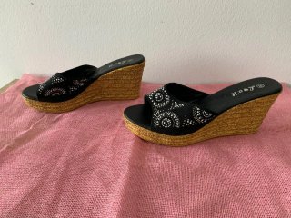 Sandalias cuña negras con pedrería