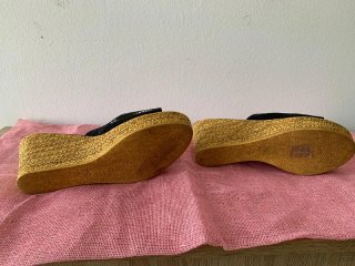 Sandalias cuña negras con pedrería