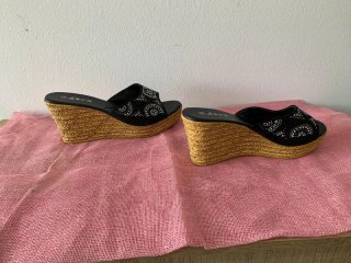 Sandalias cuña negras con pedrería