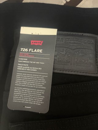 Vaqueros Levi's 726 Flare negros. SIN ESTRENAR
