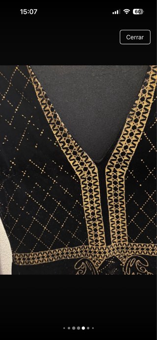 Vestido Negro con Detalles Dorados