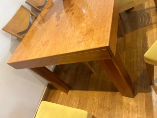 Mesa de comedor de madera