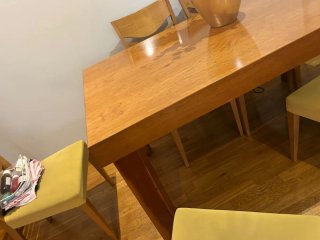 Mesa de comedor de madera