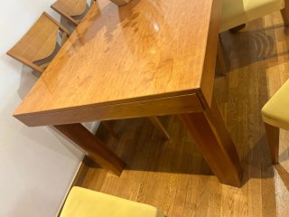 Mesa de comedor de madera