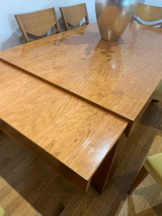 Mesa de comedor de madera