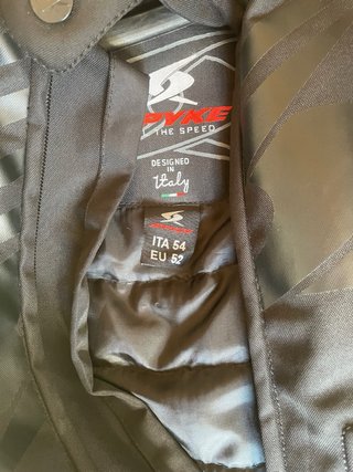 Chaqueta de moto deportiva.