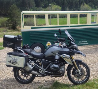 BMW GS Adventure Moto Negra y Plateada
