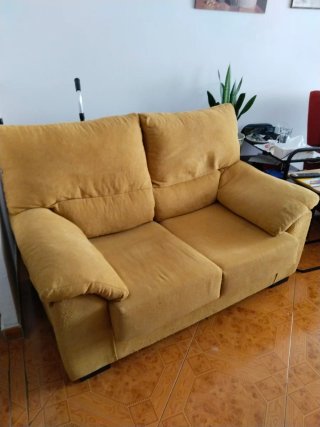 Sofá de tela amarillo