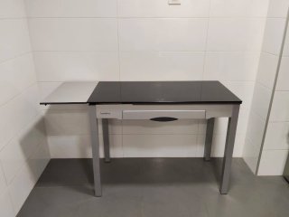 Mesa cocina metal y vidrio templado extensible.