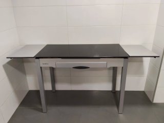 Mesa cocina metal y vidrio templado extensible.